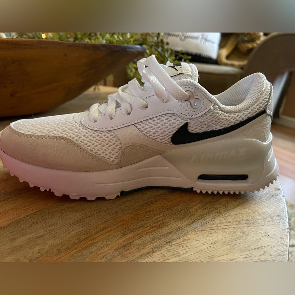 Nike women’s air max system size 7 Brand New never worn